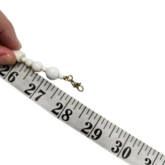 Monet White Acrylic Ball Beaded Long Necklace Lobster Closure Vintage - Picture 7 of 7